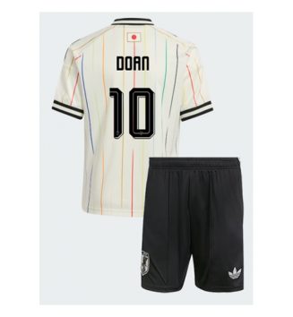 Japan Ritsu Doan #10 Uit tenue Kinder WK 2026 Korte Mouw (+ Korte broeken) Japan Ritsu Doan #10 Uit tenue Kinder WK 2026 Korte Mouw (+ Korte broeken)