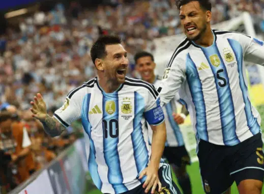 Messi wijst de weg: Argentinië wint met 2-0 van Oostenrijk in de groepsfase van het WK – vroege kwalificatie veiliggesteld. Messi wijst de weg: Argentinië wint met 2-0 van Oostenrijk in de groepsfase van het WK – vroege kwalificatie veiliggesteld.